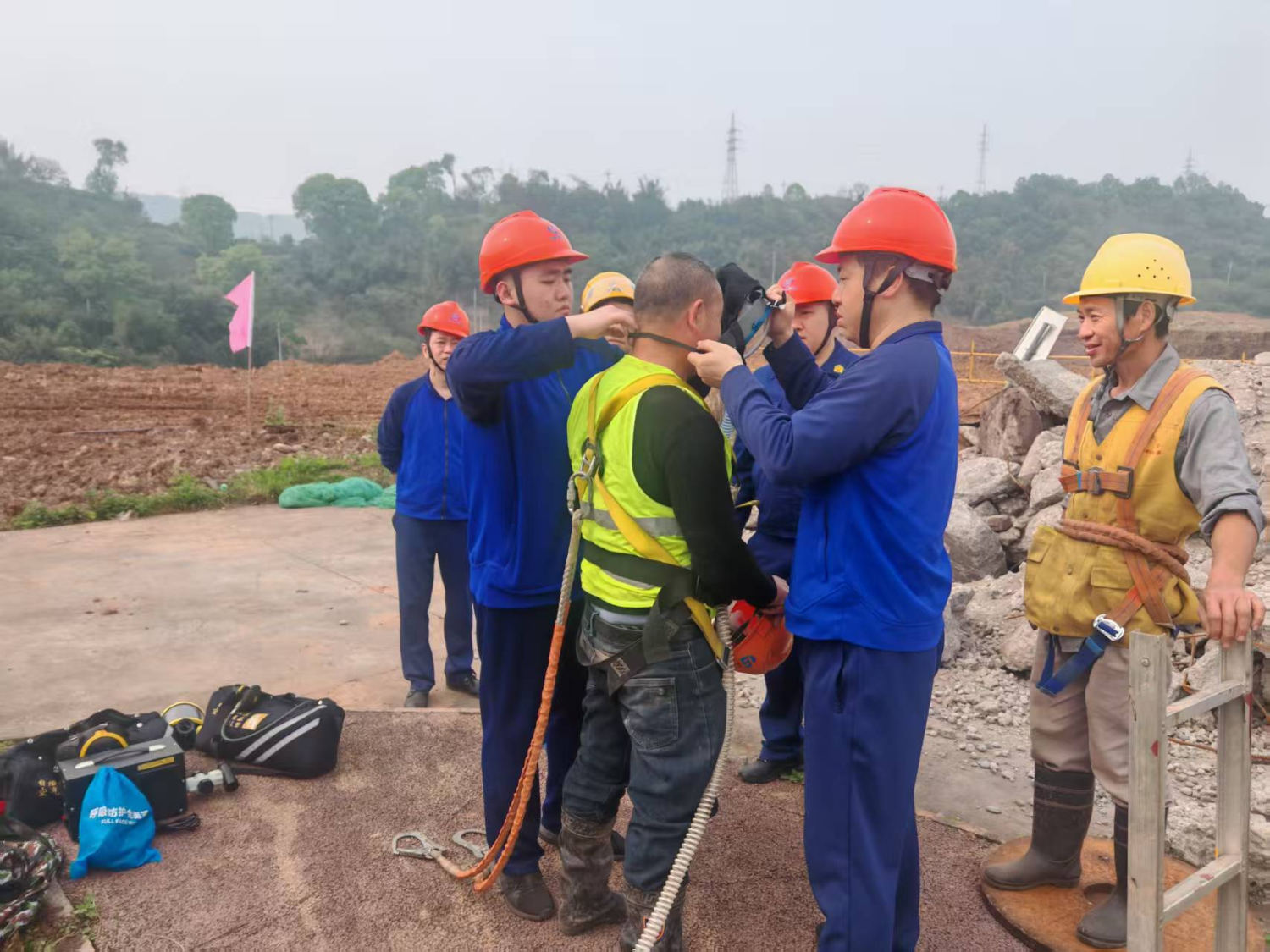 化工園區(qū)西區(qū)污水提升項(xiàng)目 有限空間作業(yè)順利完成(圖1)
