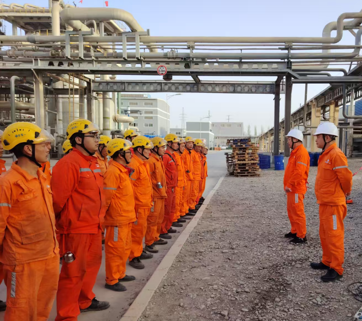 弘旭公司領(lǐng)導(dǎo)赴新疆阿克蘇華錦檢修項目部 督導(dǎo)工作(圖1)