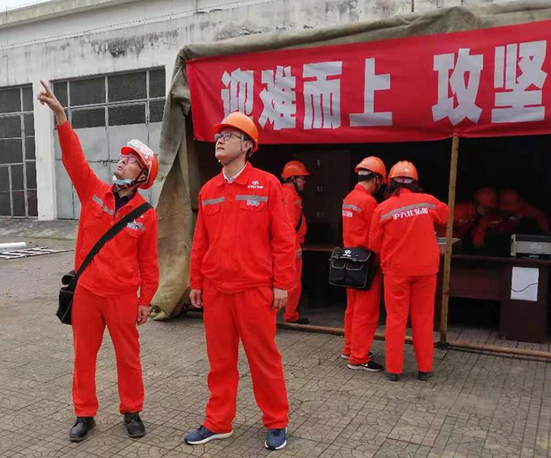 弘旭公司黨委書記熊輝率隊(duì)赴中海瀝青項(xiàng)目部檢查指導(dǎo)并慰問(wèn)員工(圖2)