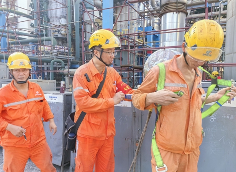 弘旭公司開展瀘天化硝區(qū)大修現(xiàn)場(chǎng)安全帽、安全帶、安全網(wǎng) 使用情況檢查